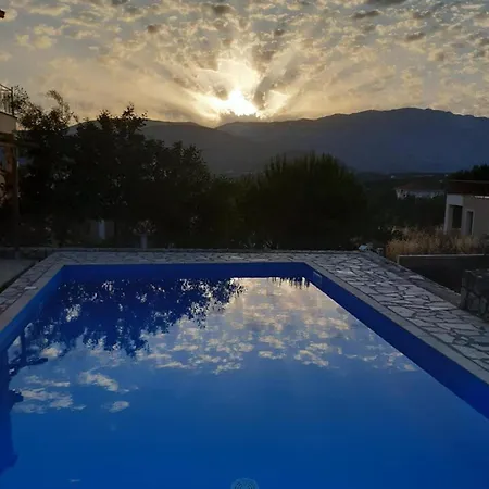 Belle Helens Villa, Lakithra Villa *